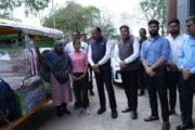 पालकमंत्री बावनकुळेंच्या हातुन लोकसेवा,निराधार विधवा महिलेस स्वयंरोजगारासाठी दिली ई रिक्शा व उचलली तिच्या मुलांच्या शिक्षणाची जबाबदारी