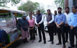 पालकमंत्री बावनकुळेंच्या हातुन लोकसेवा,निराधार विधवा महिलेस स्वयंरोजगारासाठी दिली ई रिक्शा व उचलली तिच्या मुलांच्या शिक्षणाची जबाबदारी