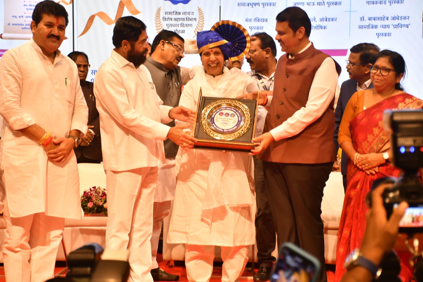 शाहु-फुले-आंबेडकर पुरस्कार ओगावा सोसायटीला मुख्यमंत्री फडणवीस यांच्या हस्ते प्रदान
