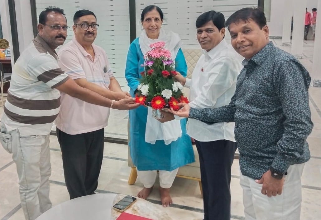 अँड.सुलेखाताई कुंभारे यांचा खापरखेडा येथील सामाजिक कार्यकर्त्यांनी केला सत्कार