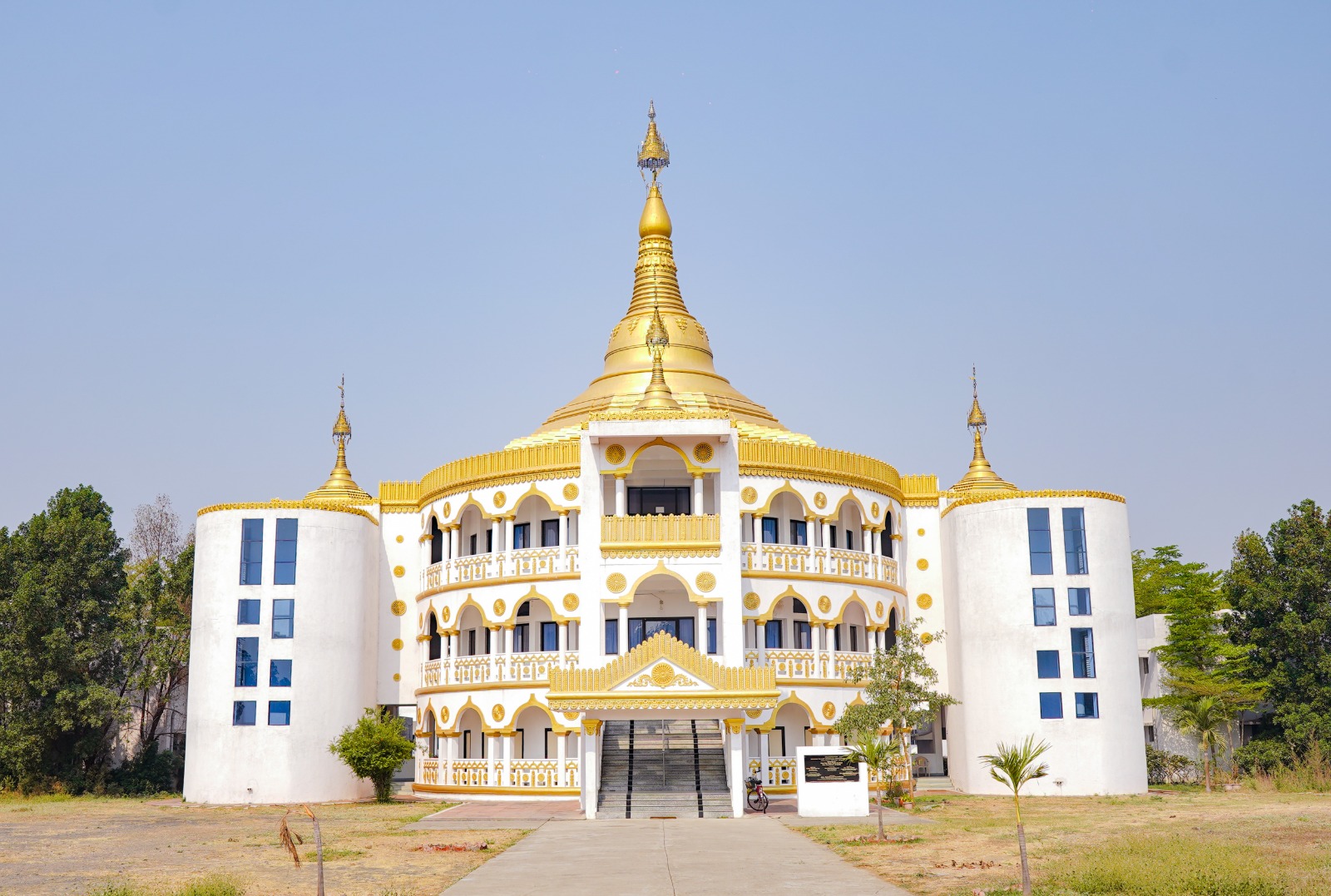 गुरु पौर्णिमा निमित्त कामठीच्या ड्रॅगन पॅलेस विपश्यना सेंटर येथे एक दिवसीय विपश्यना शिबीर संपन्न.