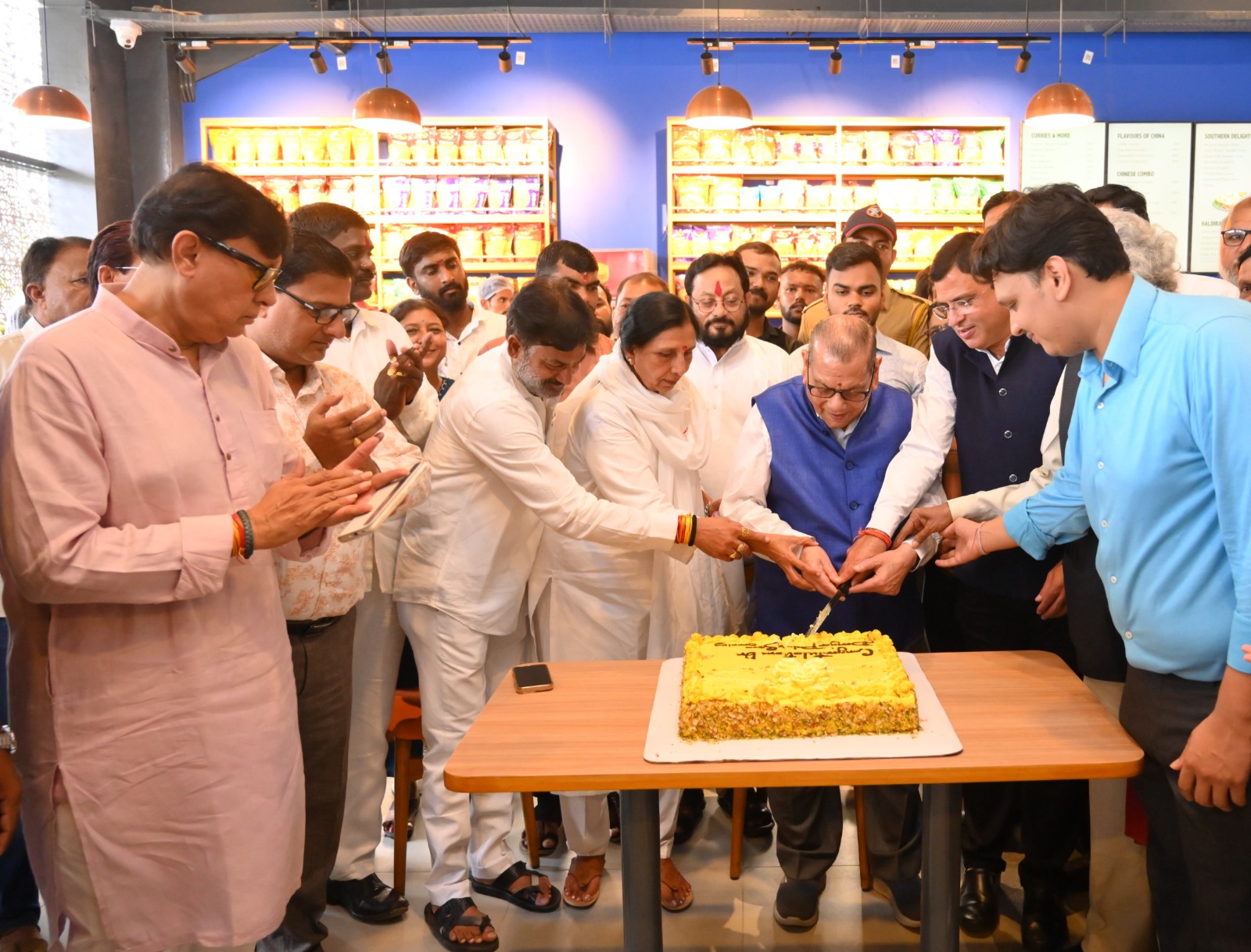 जगप्रसिद्ध ड्रॅगन पॅलेस टेम्पल कामठी येथे हल्दीराम आऊटलेटचे राज्यमंत्री आशिष जयस्वाल यांच्या हस्ते झाले उद्घाटन