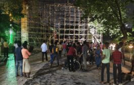 श्री महालक्ष्मी जगदंबा देवस्थान कोराडी परिसरातील निर्माणाधीन गेट चा स्लैब 25-30  कामगार लोखंडी स्लैब खाली दबल्याची चर्चा