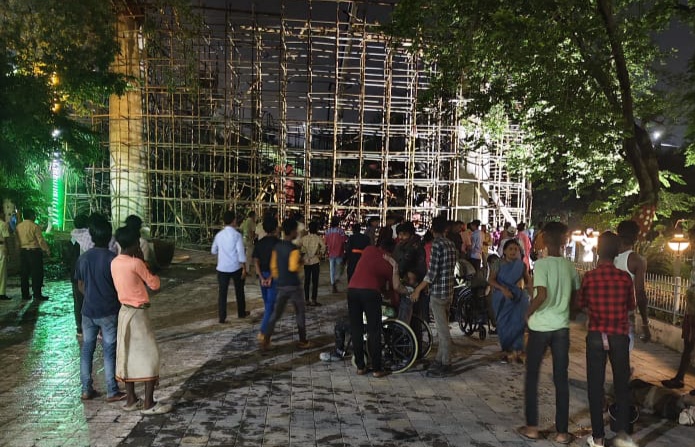 श्री महालक्ष्मी जगदंबा देवस्थान कोराडी परिसरातील निर्माणाधीन गेट चा स्लैब 25-30  कामगार लोखंडी स्लैब खाली दबल्याची चर्चा