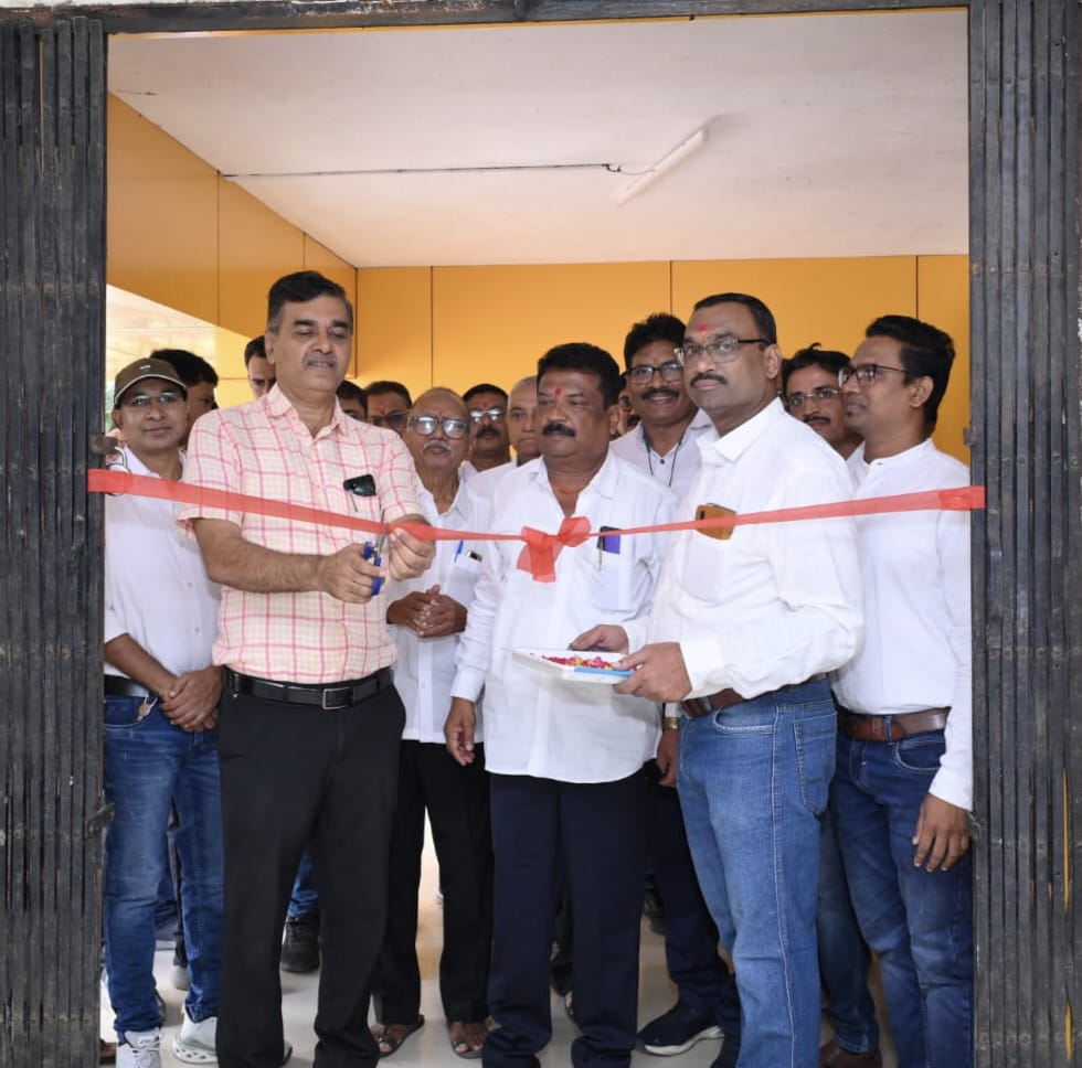 वि.क्षे.तां.का.यूनियन 48 व्या वर्धापन दिनानिमित्त विद्युत वसाहतीत आरोग्य तपासणी व 150 कामगारांनी केले रक्तदान