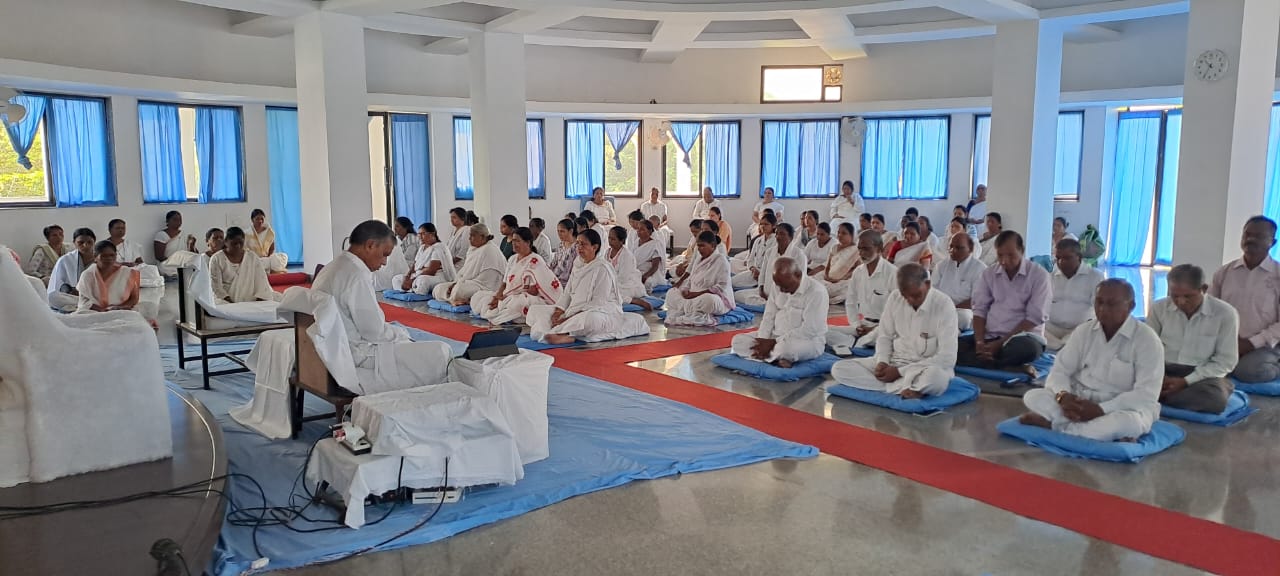 ड्रॅगन पॅलेस विपश्यना केंद्राचे स्थापना दिनी शेकडो साधकांनी सामुहिक ध्यान साधनेतुन घेतला धम्मलाभ.