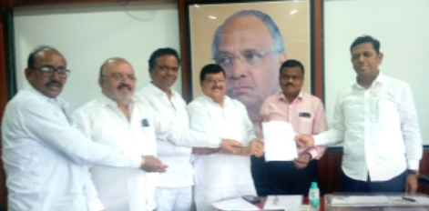 मुंबई हायकोर्टाचा राज्यातील भाजप नेत्यांना दणका, मुंबई क्रृ.उ.बा.समितीवरील प्रशासक राज हटला, उपाध्यक्ष हुकुमचंद आमधरे यांचा हायकोर्टात विजय