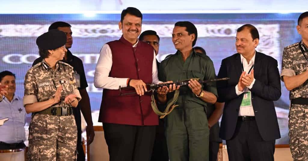 गडचिरोली - साडे पाच कोटीहुन अधिक बक्षीस असलेला नक्षली म्होरक्याचे एके 47 रायफल व 61 सहकाऱ्यांसह मुख्यमंत्र्यांसमोर केले आत्मसमर्पण