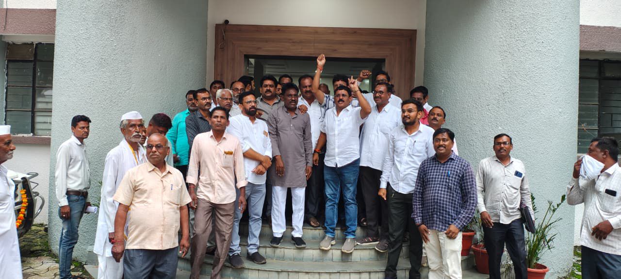 शेतकऱ्यांसाठी सरसकट कर्जमाफी व राहुल गांधींना धमकी देणाऱ्यावर कठोर कारवाईची सावनेर कॉग्रेस कमेटीतर्फे तहसिलदार व सावनेर पोलीस स्टेशन ला निवेदन