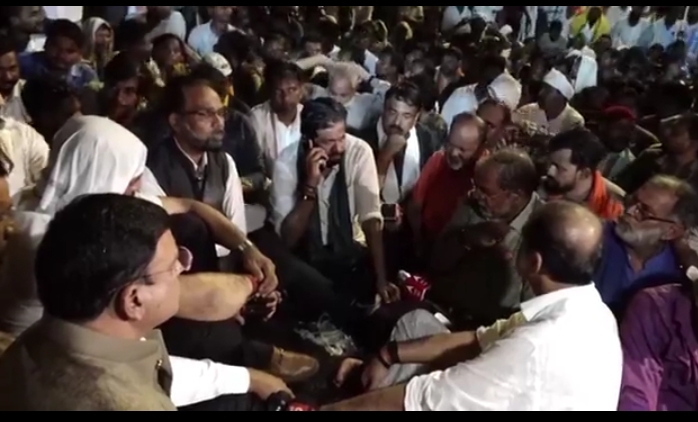 राज्यमंत्री अँड. आशिष जयस्वाल यांनी बच्चु कडुंचा मुख्यमंत्र्यांसोबत मोबाईल द्वारे साधला संवाद, दिले मुंबईत बैठकीचे निमंत्रण