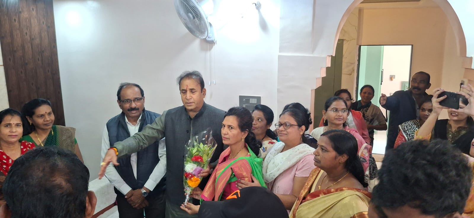 महादुला नगरपंचायत निवडणुक - राष्ट्रवादी कांग्रेस च्या नगराध्यक्ष पदाच्या उमेदवार अर्चना मंडपे(सोनारे) च्या प्रचारासाठी माजी ग्रृहमंत्री अनिलबाबु देशमुखांची भेट