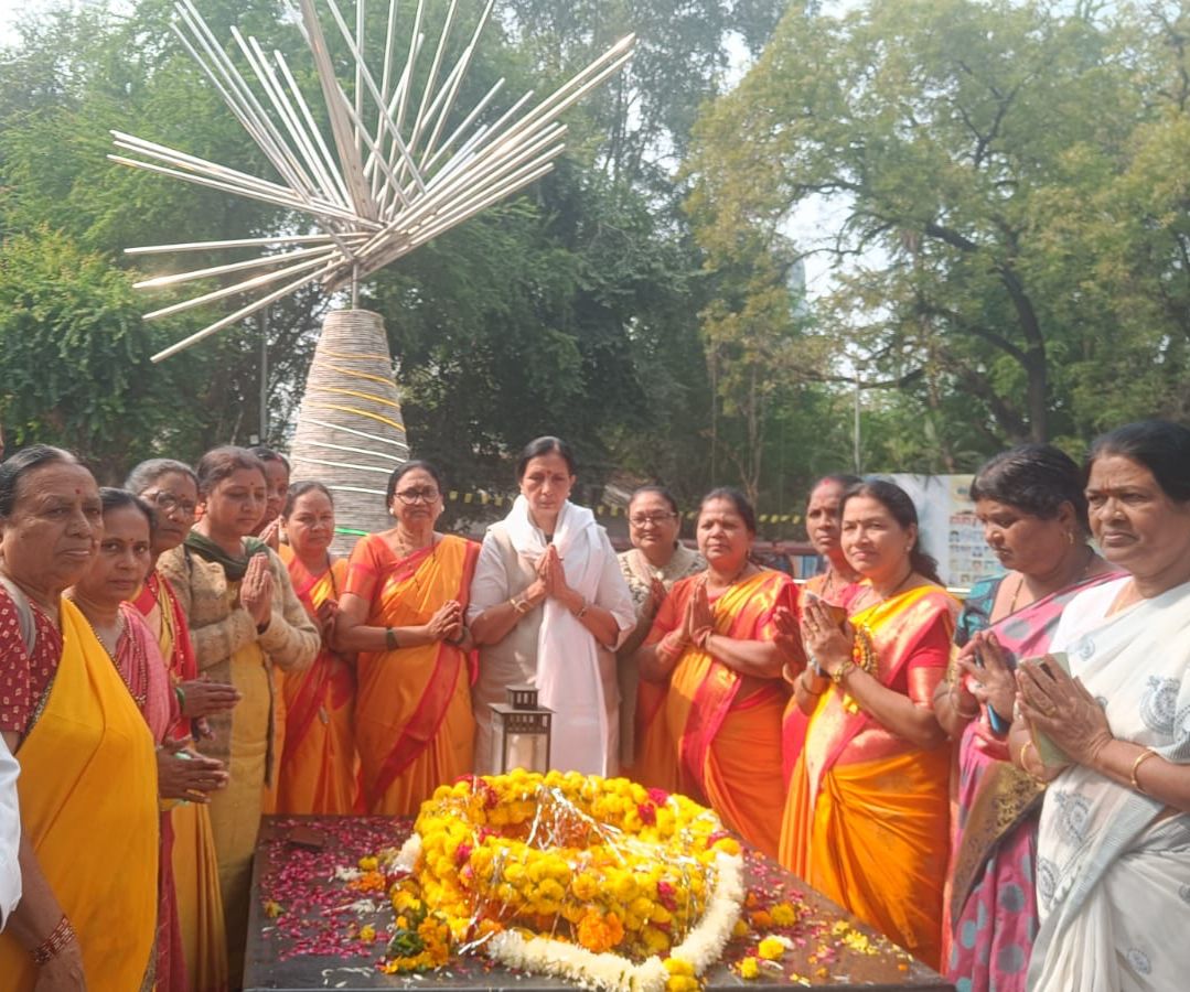 बरिएमं नेत्या माजी राज्यमंत्री ॲड. सुलेखाताई कुंभारे यांनी नागपुरातील शहीद आदिवासी गोवारी स्मारकास श्रद्धांजली वाहिली!
