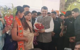 मुख्यमंत्री देवेंद्र फडणवीस यांच्या हस्ते महादुला नगरपंचायत नवनिर्वाचित नगराध्यक्ष हेमलता सावजी यांचा सत्कार