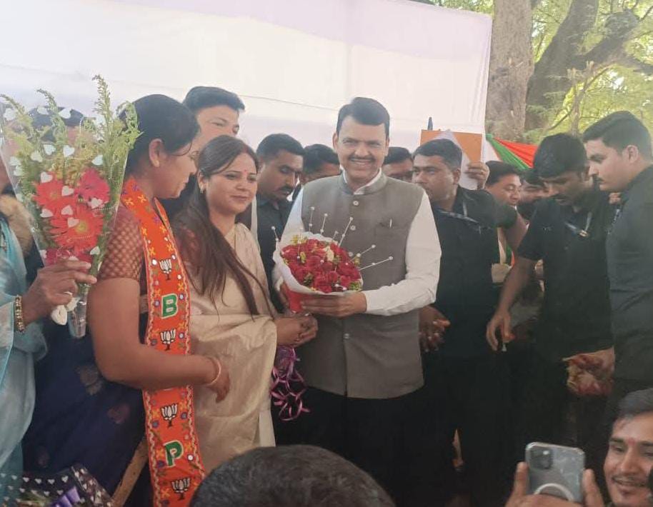 मुख्यमंत्री देवेंद्र फडणवीस यांच्या हस्ते महादुला नगरपंचायत नवनिर्वाचित नगराध्यक्ष हेमलता सावजी यांचा सत्कार