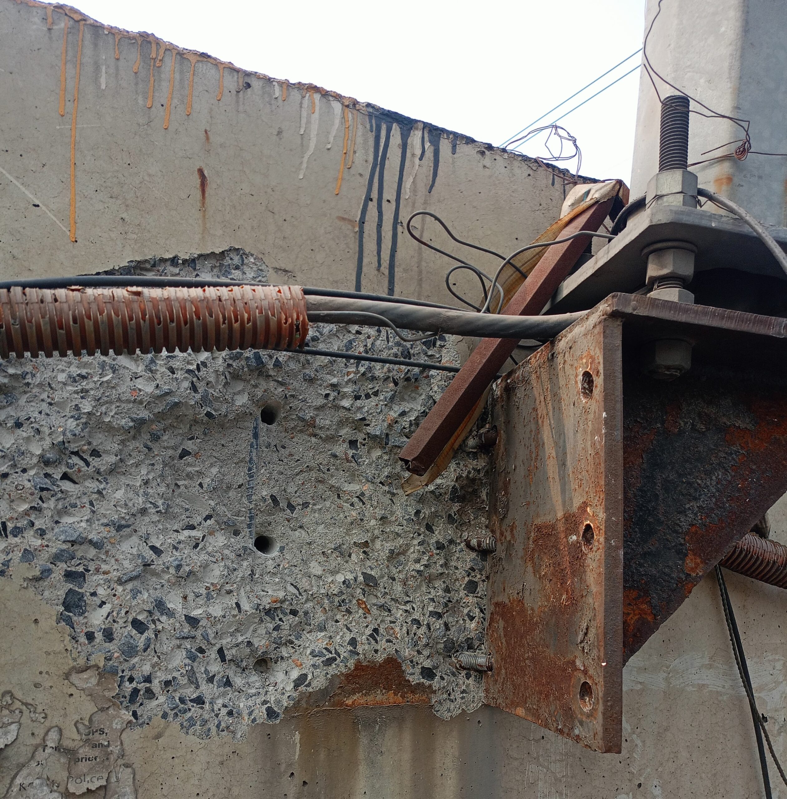 NH 47- महादुला उड्डाणपुलावरील स्ट्रीटलाईट कधीही कोसळुन मोठी जीवितहानी होण्याची शक्यता!