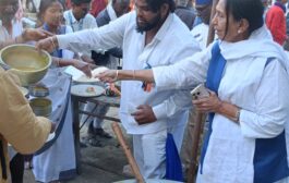 बोधीगया मुक्ती आंदोलन मे पधारे हजारो बौद्ध अनुयायी यो को पुर्व राज्यमंत्री सुलेखा कुंभारे कि ओर से भोजनदान!