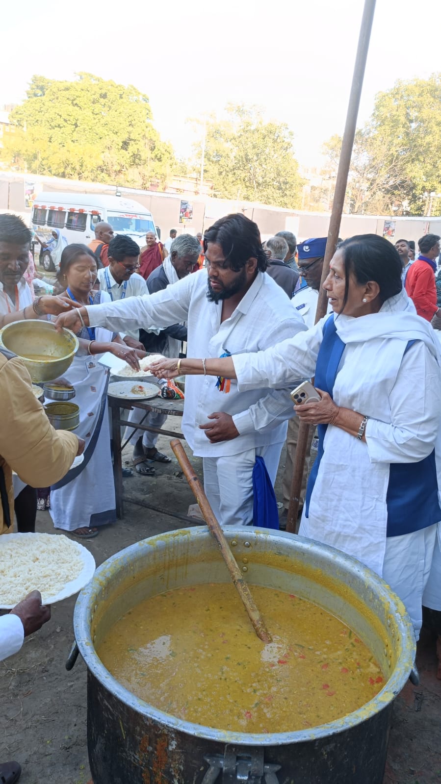 बोधीगया मुक्ती आंदोलन मे पधारे हजारो बौद्ध अनुयायी यो को पुर्व राज्यमंत्री सुलेखा कुंभारे कि ओर से भोजनदान!