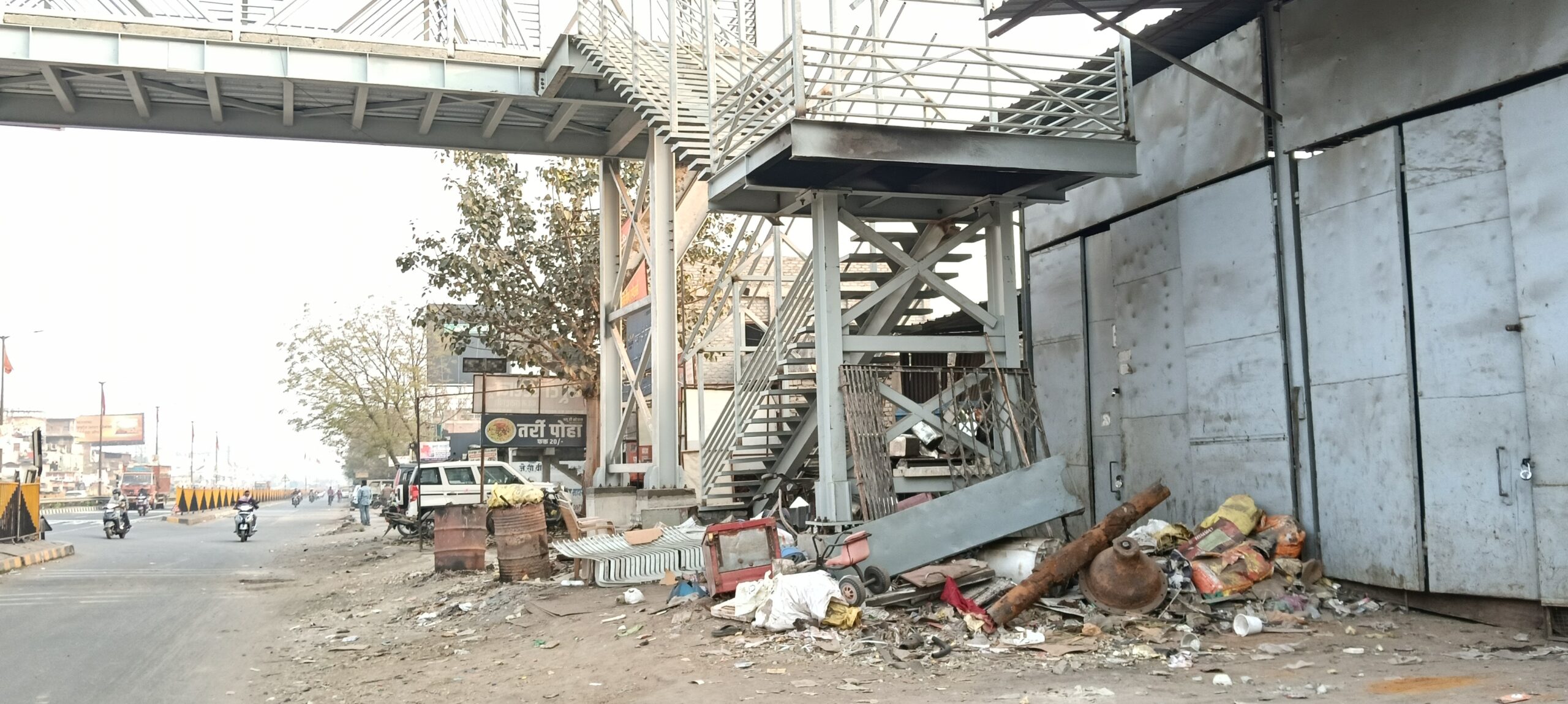 महादुला कोराडी येथे तिन ठिकाणी Foot Over Bridge झाले पण अपघात टाळण्यासाठी भोवताल चे अतिक्रमण काढण्याची गरज