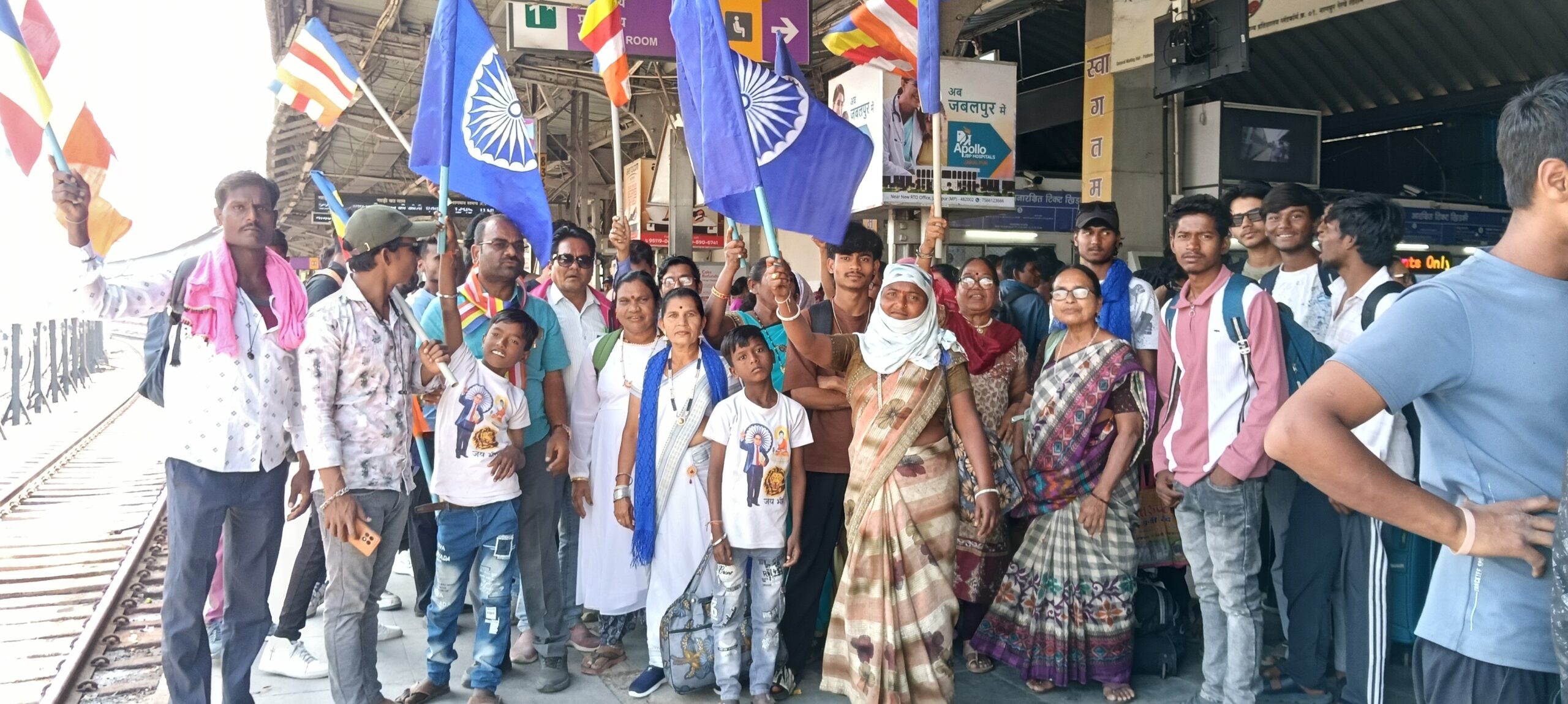 जंतर-मंतर नवी दिल्ली येथे होणाऱ्या महाबोधी महाविहार बुद्धगया मुक्ती आंदोलनासाठी महादुला येथुन शेकडो अनुयायी नागपुर हुन रवाना