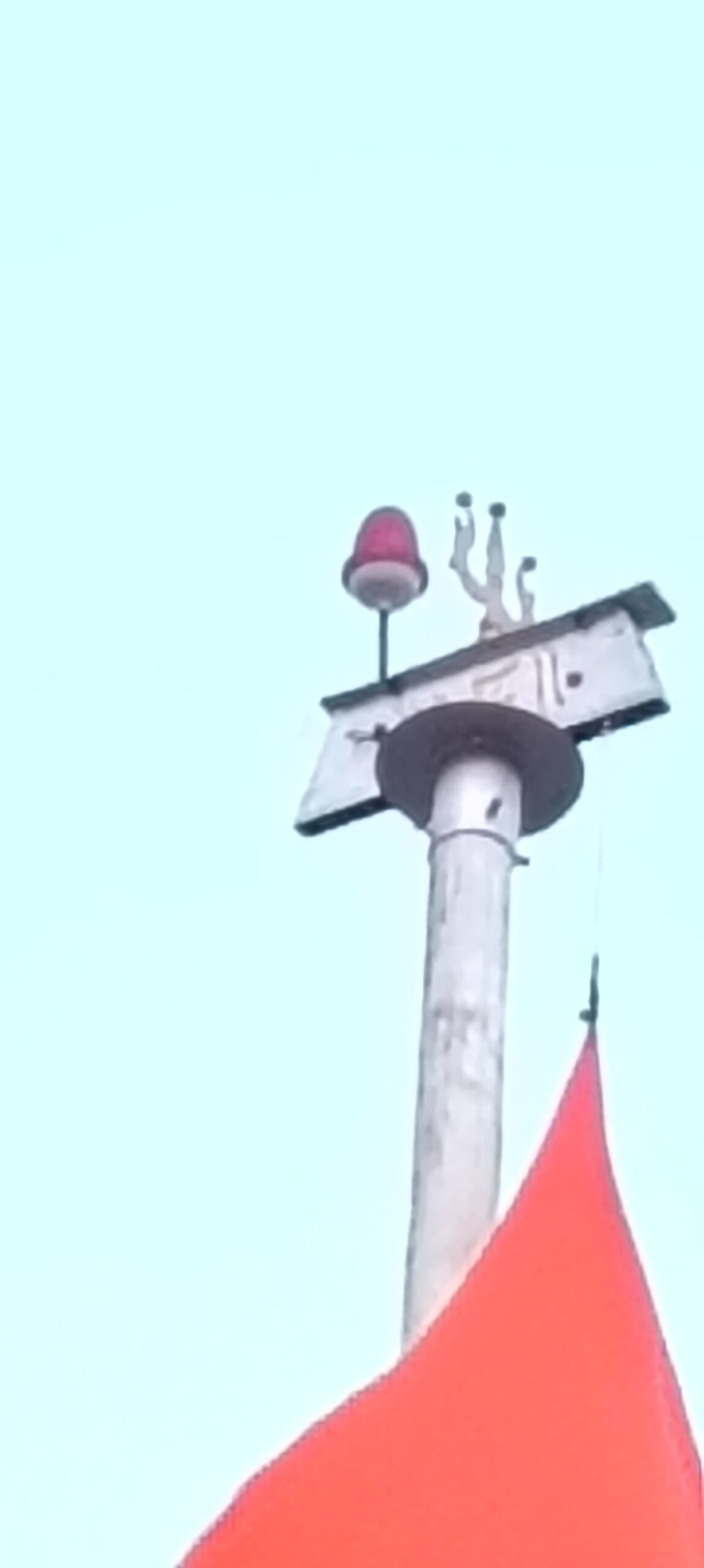 महादुला नगरपंचायत - डॉ.बाबासाहेब आंबेडकर स्मारकाशेजारी बेकायदेशीर हायमास्ट पोलवर त्रिशुल व भगवा ध्वज रातोरात उभारण्याची घटना!